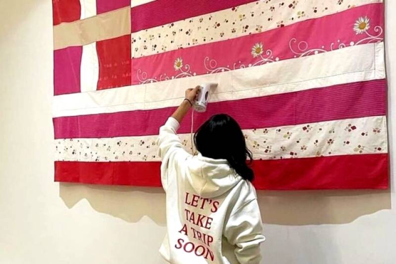 Ποια είναι η εικαστικός Γεωργία Λαλέ – Πριν τη ροζ σημαία φορούσε πορτοκαλί σωσίβιο για τους πρόσφυγες