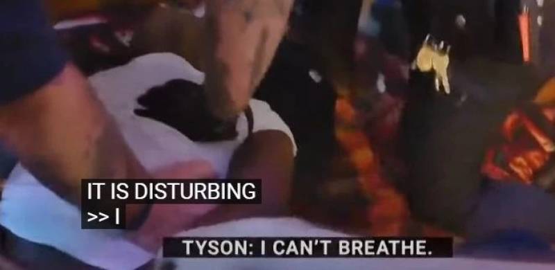 ΗΠΑ / Νεκρός άνδρας με χειροπέδες στην πλάτη και καθηλωμένος από αστυνομικούς στο έδαφος – «Δεν μπορώ να αναπνεύσω»