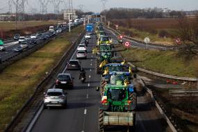 Κλιμακώνονται οι κινητοποιήσεις των αγροτών στο Παρίσι – Επί ποδός 15.000 αστυνομικοί