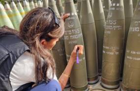 Νίκι Χέιλι / Φωτογραφίζεται καθώς γράφει «αποτελειώστε τους» σε ισραηλινή οβίδα