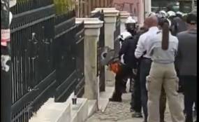 Η αστυνομία επιχειρεί να εισβάλει στη Νομική Αθηνών