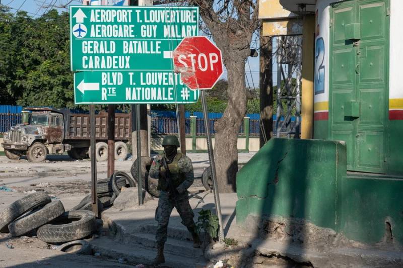 Αϊτή / Η χαοτική βία βασιλεύει στους δρόμους της Πορτ ο Πρενς – Στις ΗΠΑ αναγκάστηκε να προσγειωθεί ο Ανρί