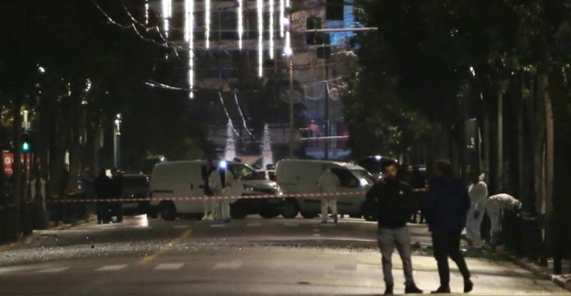 Έκρηξη βόμβας κοντά στο υπουργείο Εργασίας στην οδό Σταδίου - Δείτε βίντεο και φωτογραφίες