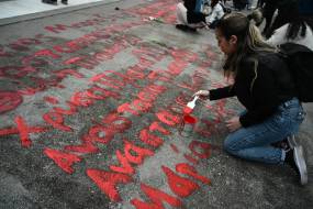 Σύνταγμα / Οι φοιτητές γράφουν ξανά τα ονόματα των 57 νεκρών στα Τέμπη
