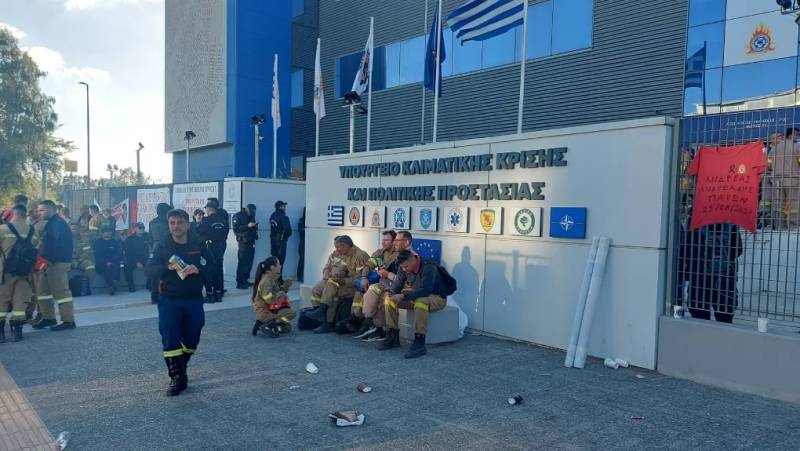 Κατάληψη του Υπουργείου Κλιματικής Κρίσης από τους εποχικούς πυροσβέστες