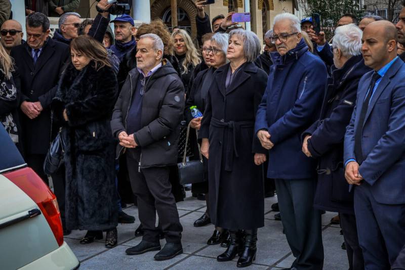 Βασίλης Καλογήρου: «Φαντάζομαι να ζητάς κι εσύ οξυγόνο, σαν τα παιδιά των Τεμπών» – Τα συγκινητικά λόγια του θείου του