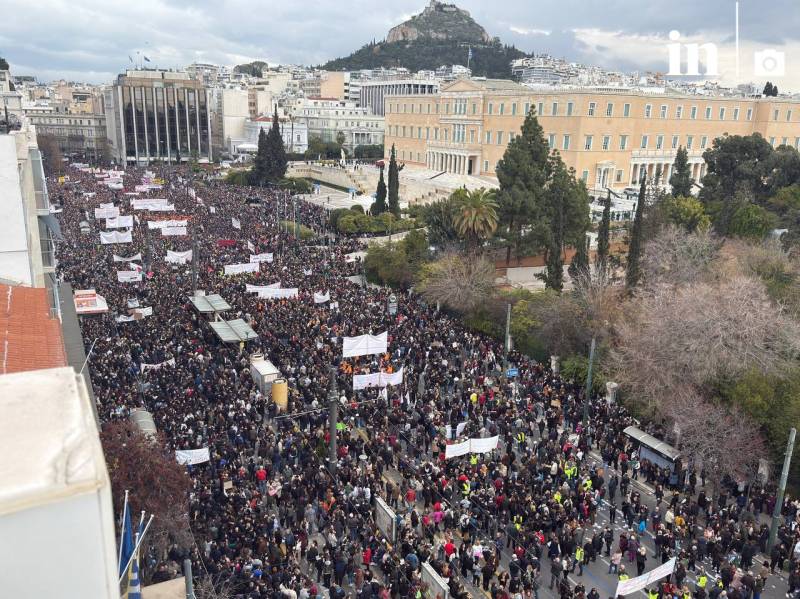 Τέμπη: «Ή με τα κέρδη τους ή με τη ζωή» – «Βουλιάζει» το Σύνταγμα – Διάβασαν τα ονόματα των νεκρών