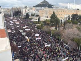 Τέμπη: «Ή με τα κέρδη τους ή με τη ζωή» – «Βουλιάζει» το Σύνταγμα – Διάβασαν τα ονόματα των νεκρών