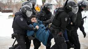 Εκατοντάδες συλλήψεις υποστηρικτών του Ναβάλνι, δεν έχει παραδοθεί η σορός του