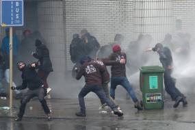 Βρυξέλλες: Οι αγρότες έσπασαν με τα τρακτέρ τα κιγκλιδώματα της αστυνομίας – Εκρηκτική η ατμόσφαιρα (βίντεο – φωτογραφίες)