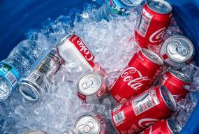 Coca-Cola: Μαζική ανάκληση προϊόντων λόγω υπερβολικής περιεκτικότητας σε χλωρικό άλας – Τι ισχύει για την Ελλάδα