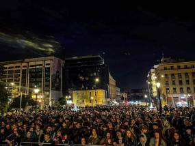 Χιλιάδες κόσμου στη μεγάλη συναυλία στα Προπύλαια κατά των ιδιωτικών πανεπιστημίων