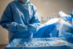 Ο Άδωνις, το “νόμιμο φακελάκι” και τα απογευματινά χειρουργεία